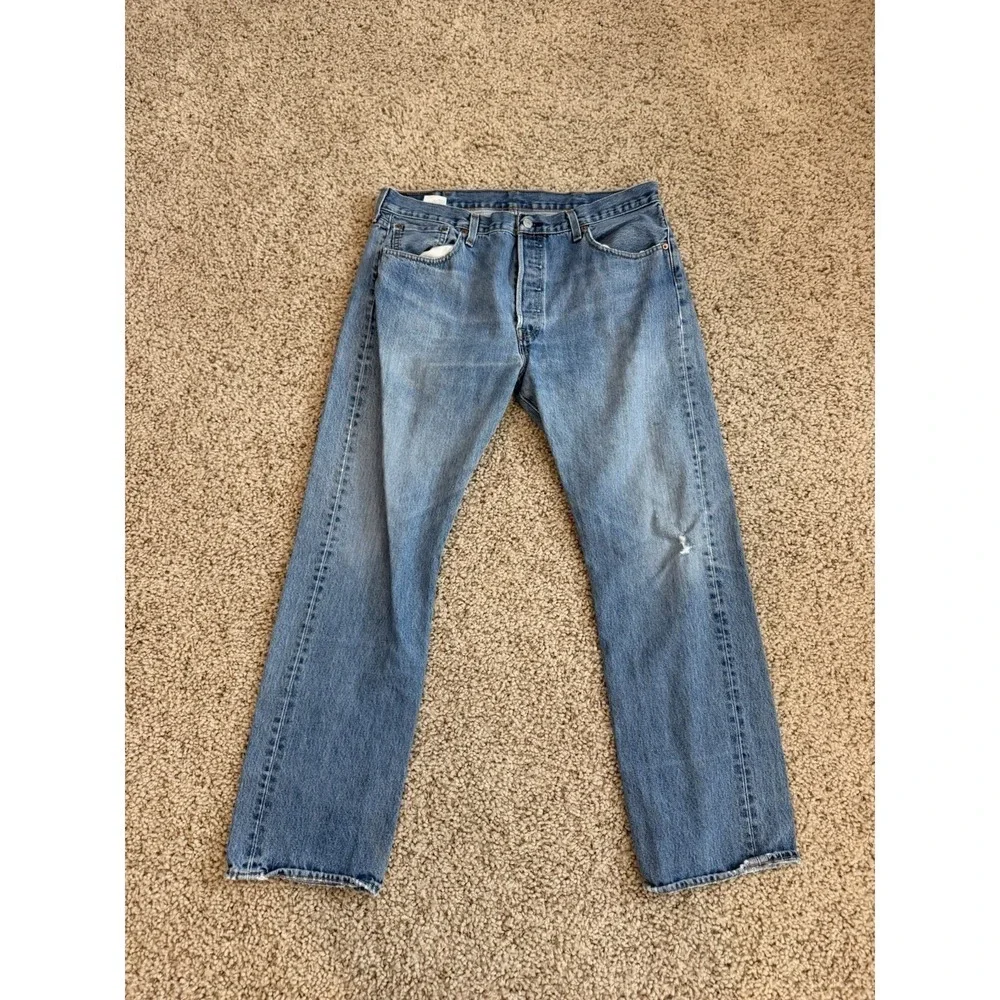Vintage 96’Levi Light Wash Button Fly Mens Size 36 Waist 32 Inseam